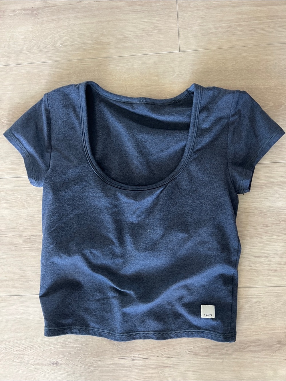 Vuori Women's halo crop top heathered gray Scoop Neck Crop Top